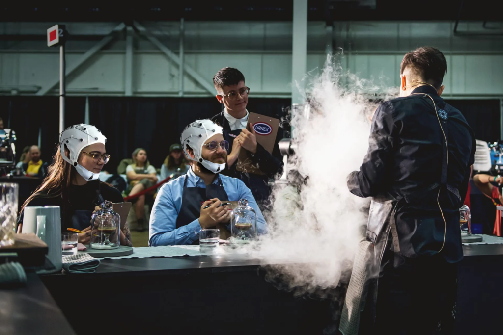 커피의 점수를 정하는 바리스타 대회에서의 심사위원의 모습